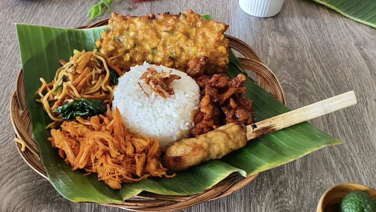 Nasi Campur Bali Makanan Khas Halal Yang Enak Di Indonesia