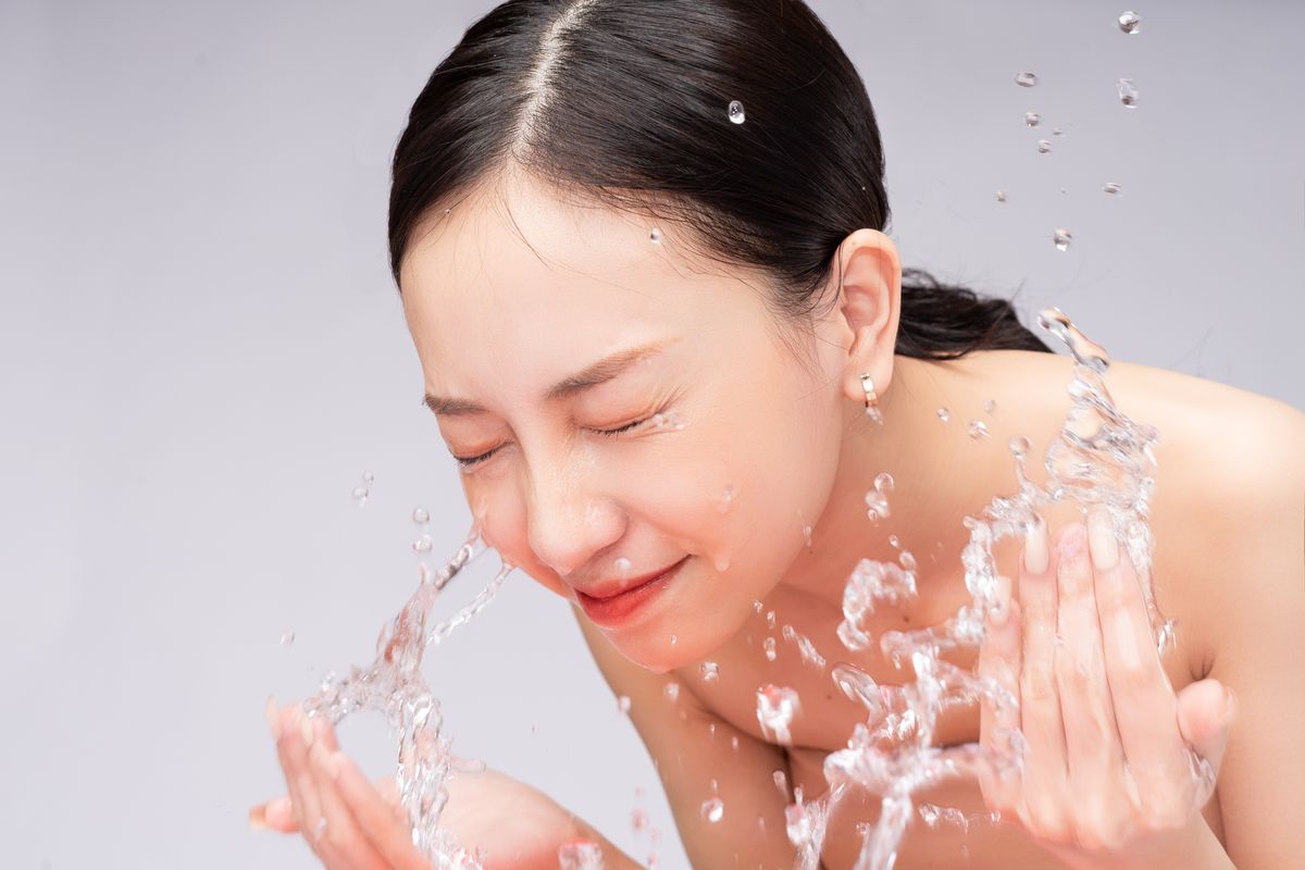 Cuci Muka Dengan Air Dingin Dapat Mengencangkan Kulit wajah